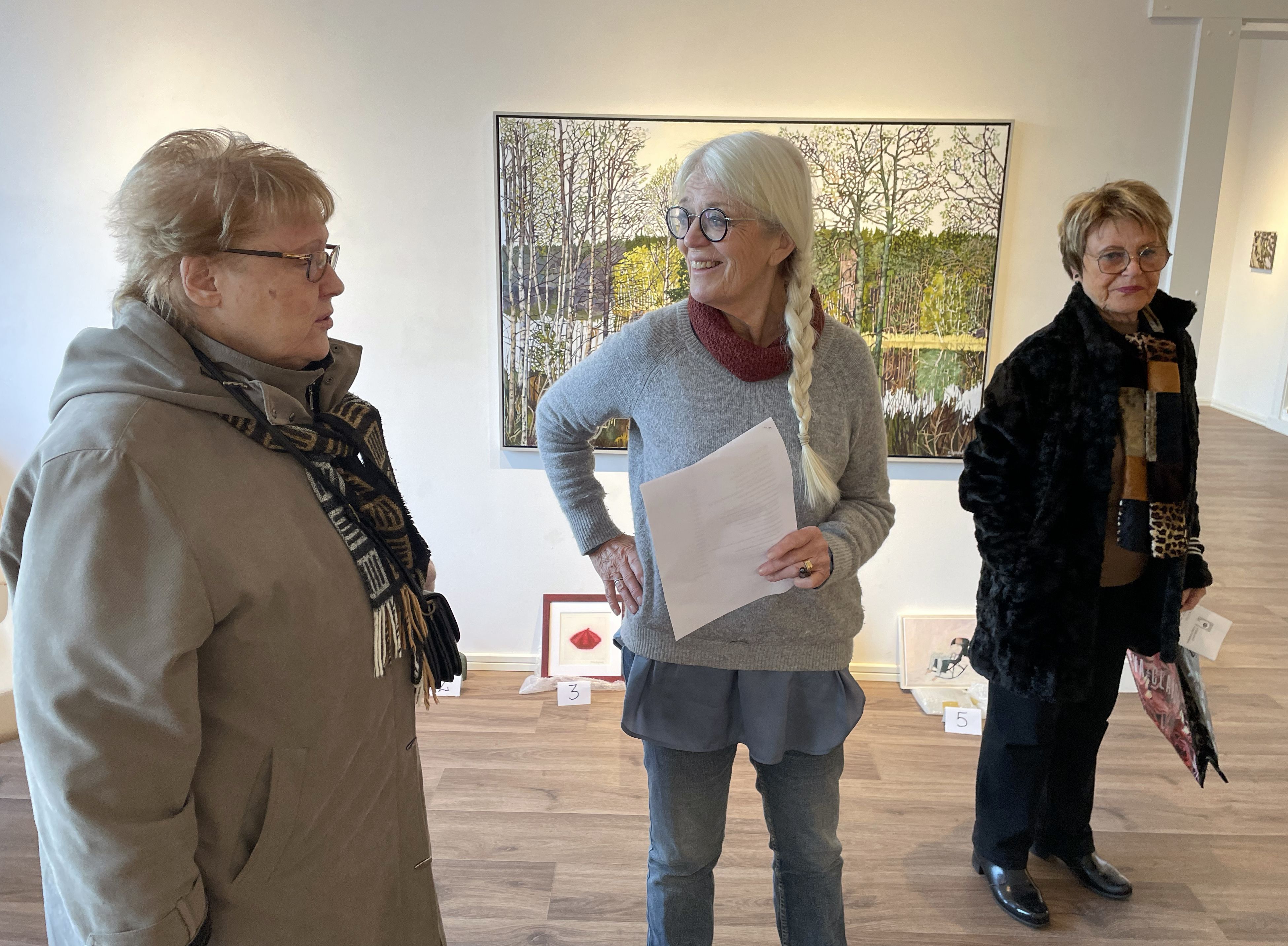 Vinnarna Gudrun Nilsson och Stina Edhlund flankerar Evalena Lübeck från föreningens styrelse.