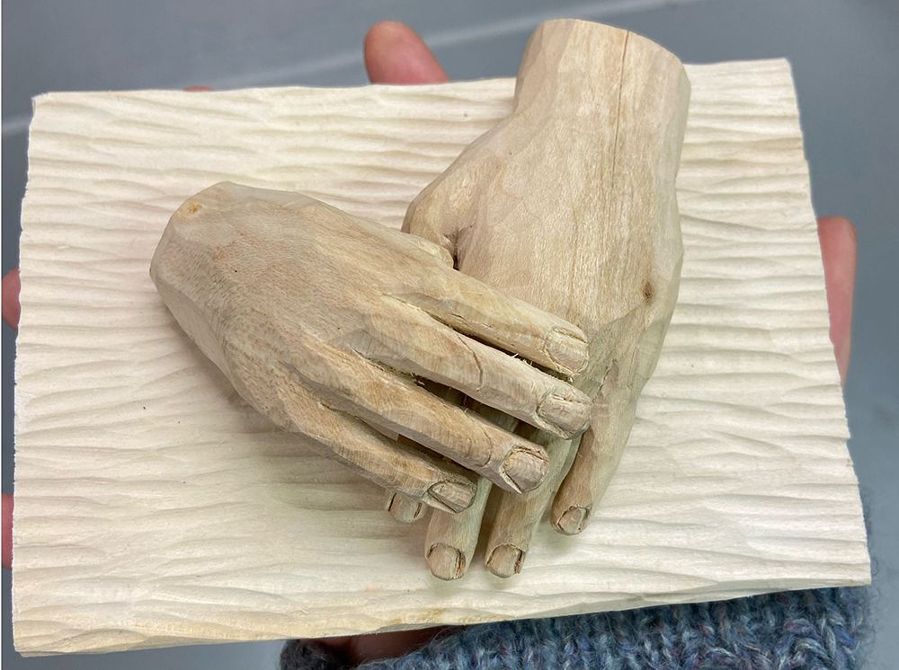 Ingrid Gustafsson, Jag tänker ofta på dina händer III, träskulptur. 