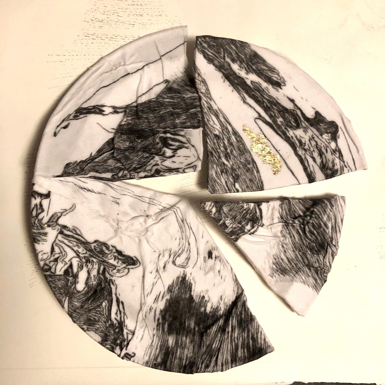 Kristina Mörk, Dagboksblad, vägghängd skulptur i porslin med grafik o textil, cirkelformad, ca 24 cm i diameter