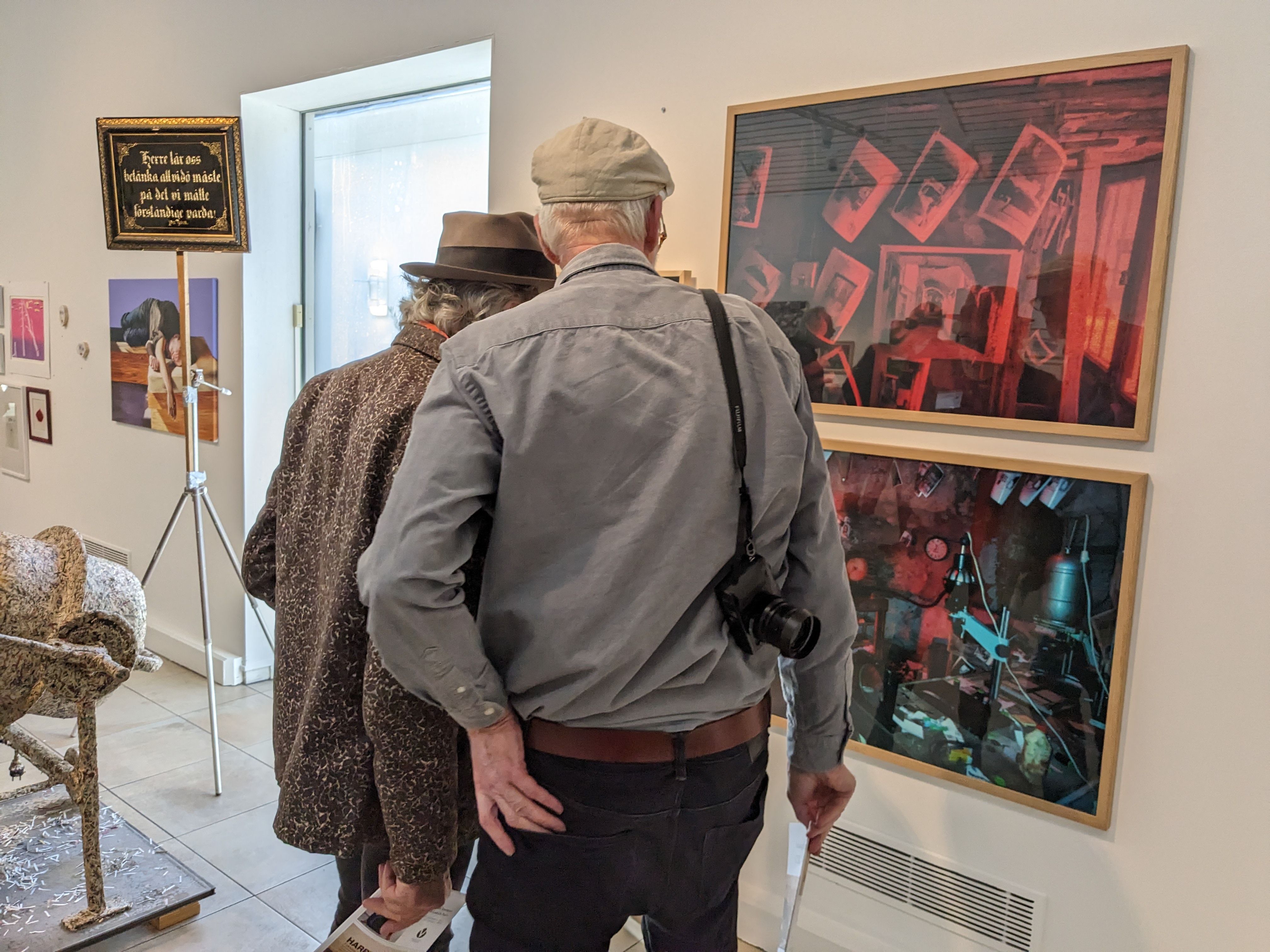 Två gamla vänner i begrundan inför de egna verken, t h Staffan Jofjells fotografier, t v Marc Broos installation.